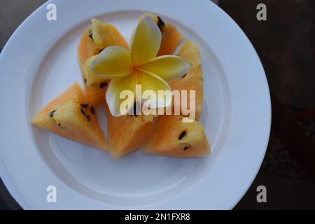 morceaux de pastèque jaune sur une assiette blanche Banque D'Images