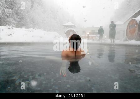 Spa thermal Saint-Gervais Mont-blanc, femme bénéficiant d'un spa et de soins de bien-être en hiver, haute Savoie, France, Europe Banque D'Images