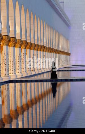 Femme musulmane portant une abaya noire à la Grande Mosquée Sheikh Zayed, la mosquée a 1096 colonnes à l'extérieur, Abu Dhabi, Émirats arabes Unis, Moyen-Orient Banque D'Images