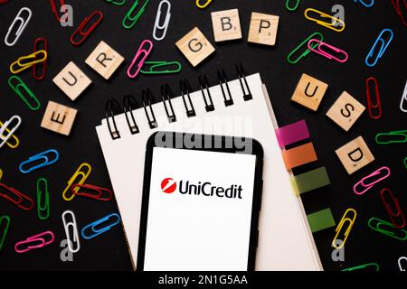 Pologne. 23rd janvier 2023. Sur cette photo, un logo UniCredit apparaît sur un smartphone. Crédit : SOPA Images Limited/Alamy Live News Banque D'Images