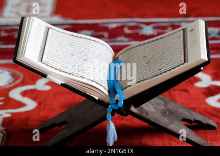 Perles de prière ouvertes Quran et musulmane sur un stand de bois, symbole de l'Islam, an Giang, Vietnam, Indochine, Asie du Sud-est, Asie Banque D'Images