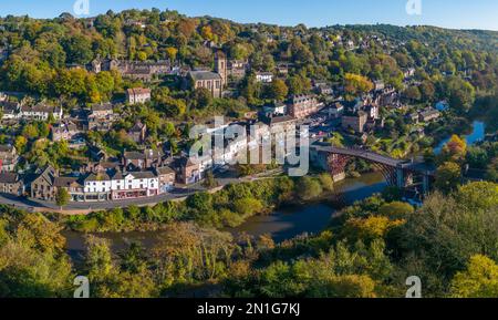 Le pont de fer au-dessus de la rivière Severn, gorge d'Ironbridge, site classé au patrimoine mondial de l'UNESCO, Ironbridge, Telford, Shropshire, Angleterre, Royaume-Uni, Europe Banque D'Images