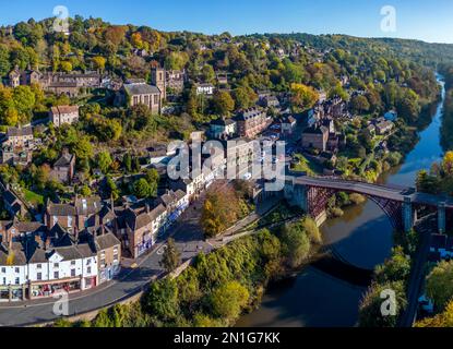 Le pont de fer au-dessus de la rivière Severn, gorge d'Ironbridge, site classé au patrimoine mondial de l'UNESCO, Ironbridge, Telford, Shropshire, Angleterre, Royaume-Uni, Europe Banque D'Images