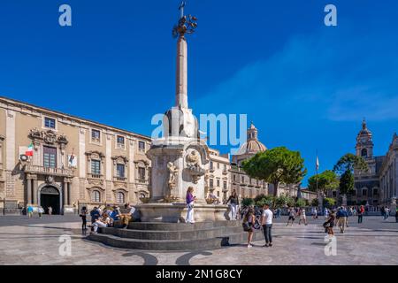 Vue sur la fontaine de l'éléphant et la Chiesa della Badia di Sant'Agata, Piazza Duomo, Catane, Sicile, Italie, Méditerranée, Europe Banque D'Images