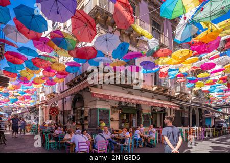 Vue sur les parasols et restaurants colorés sur via Gisira, Catane, Sicile, Italie, Méditerranée, Europe Banque D'Images