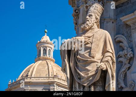 Vue sur la statue du Duomo et de la rotonde Chiesa della Badia di Sant'Agata depuis la Piazza Duomo, Catane, Sicile, Italie, Méditerranée, Europe Banque D'Images