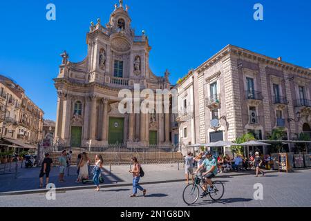 Vue sur le café et l'église de la Basilique della Collégiata, Catane, Sicile, Italie, Méditerranée, Europe Banque D'Images