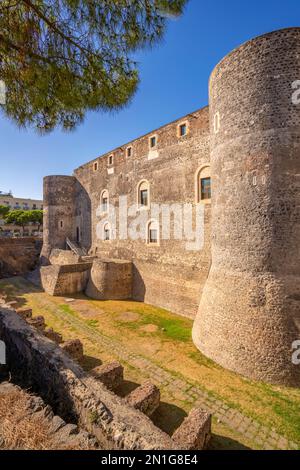 Vue sur Castello Ursino, Catane, Sicile, Italie, Méditerranée, Europe Banque D'Images