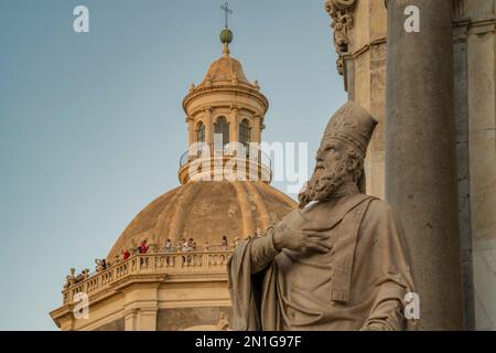 Vue sur la rotonde de Chiesa della Badia di Sant'Agata depuis la Piazza Duomo au coucher du soleil, Catane, Sicile, Italie, Méditerranée, Europe Banque D'Images