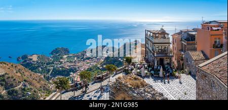 Vue sur la Piazza Saint Antonio à Castelmola et Taormina en arrière-plan, Taormina, Sicile, Italie, Méditerranée, Europe Banque D'Images