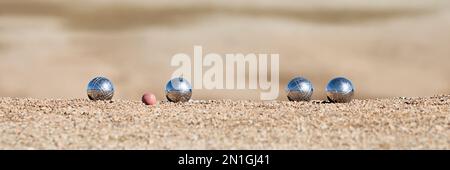 Pétanque métallique, quatre boules et un petit jack en bois Banque D'Images