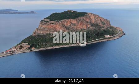 Monemvasia vue aérienne en soirée, un château historique construit sur une île de roche, Laconia, Péloponnèse, Grèce Banque D'Images