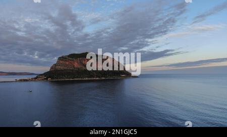 Monemvasia vue aérienne en soirée, un château historique construit sur une île de roche, Laconia, Péloponnèse, Grèce Banque D'Images