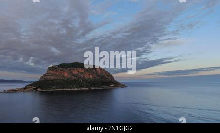 Monemvasia vue aérienne en soirée, un château historique construit sur une île de roche, Laconia, Péloponnèse, Grèce Banque D'Images