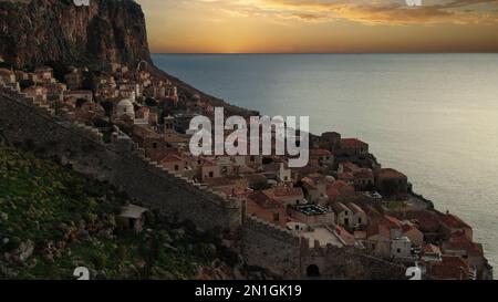 Monemvasia vue aérienne à l'aube, un château historique construit sur une île de roche, Laconia, Péloponne, Grèce Banque D'Images