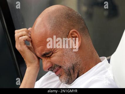 Photo du dossier datée du 21-08-2022, du directeur de Manchester City, PEP Guardiola. La ville de Manchester pourrait être ancrée dans des points ou même expulsée de la Premier League si plus de 100 violations présumées des règles annoncées lundi sont prouvées. La Premier League a publié sur son site Internet une déclaration annonçant que le club – qui a remporté la compétition six fois depuis 2011 – avait été renvoyé à une commission indépendante à l’égard d’une série de violations présumées des règles relatives aux finances du club. Date de publication : lundi 6 février 2023. Banque D'Images