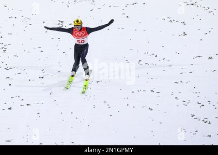 ARCHIVE PHOTO: Karl GEIGER tourne 30 sur 11 février 2023, Karl Geiger (GER), action, atterrissage. 12 FÉVRIER 2022 - saut à ski : finale individuelle des hommes sur les grandes collines lors des Jeux Olympiques d'hiver de 2022 à Beijing au Centre national de saut à ski de Zhangjiakou, Hebei, Chine. Jeux olympiques d'hiver de 24th Beijing 2022 à Beijing de 04,02.-20.02.2022. PAS DE VENTES HORS ALLEMAGNE ! Photo: YUTAKA /AFLO via Banque D'Images