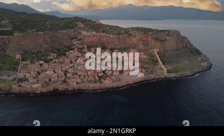 Monemvasia vue aérienne en soirée, un château historique construit sur une île de roche, Laconia, Péloponne, Grèce Banque D'Images