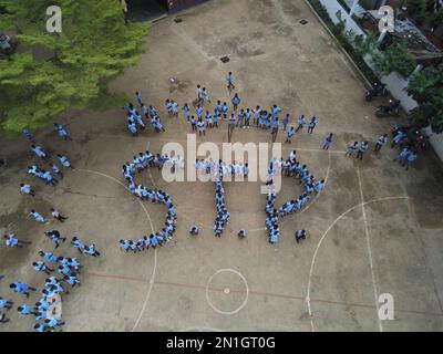 Image aérienne des enfants d'une école faisant les initiales de leur pays STP - Sao Tomé-et-principe,Afrique Banque D'Images