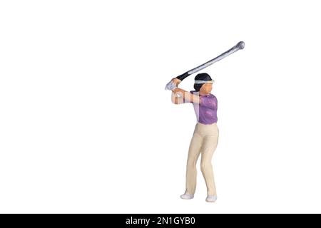 Un golfeur en action isolé sur un fond blanc, scène de personnes miniatures Banque D'Images