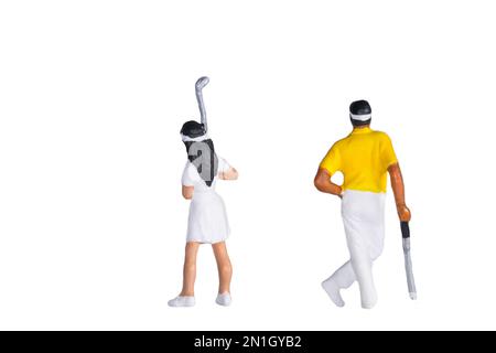 golfeur en action, isolé sur fond blanc, scène de personnes miniatures Banque D'Images