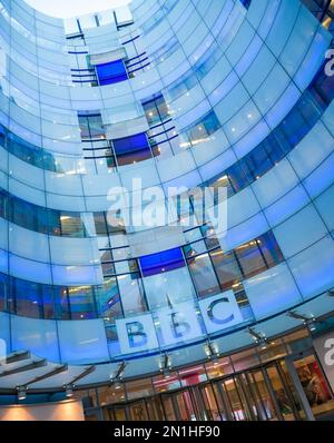 LONDRES, ANGLETERRE - JUIN 16 2014, entrée du siège de la BBC, bâtiment de la British Broadcasting Corporation, Portland place, Londres Banque D'Images