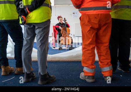 Su-a Lee, le principal violoncelliste du Scottish Chamber Orchestra, joue auprès d'un public de travailleurs de la construction lors d'une conférence de presse marquant le premier jour de travail pour nettoyer le site près de St Andrew Square, à Édimbourg, en amont de la construction du Dunard Centre, la nouvelle salle de concert de classe mondiale de la ville. Date de la photo: Lundi 6 février 2023. Banque D'Images