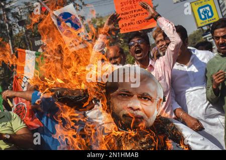 Kolkata, Inde. 06th févr. 2023. Les partisans du Congrès national indien qui brûlent un effigie de Gautam Adani et Narendra Modi, protestent contre l'escroquerie du groupe Adani et le budget de l'Union à Kolkata. (Photo de Sudipta Das/Pacific Press) crédit: Pacific Press Media production Corp./Alay Live News Banque D'Images