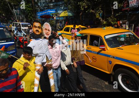 Kolkata, Inde. 06th févr. 2023. Les partisans du Congrès national indien portant un effigie de Gautam Adani et Narendra Modi, protestent contre l'escroquerie du groupe Adani et le budget de l'Union à Kolkata. (Photo de Sudipta Das/Pacific Press) crédit: Pacific Press Media production Corp./Alay Live News Banque D'Images