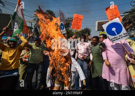 Kolkata, Inde. 06th févr. 2023. Les partisans du Congrès national indien qui brûlent un effigie de Gautam Adani et Narendra Modi, protestent contre l'escroquerie du groupe Adani et le budget de l'Union à Kolkata. (Photo de Sudipta Das/Pacific Press) crédit: Pacific Press Media production Corp./Alay Live News Banque D'Images