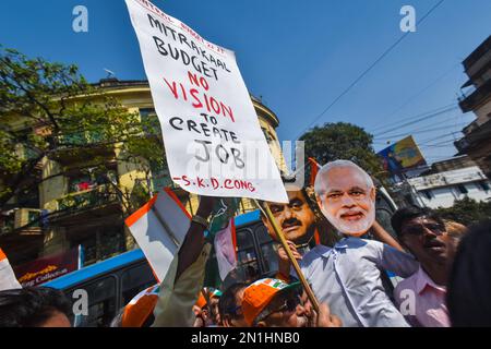 Kolkata, Inde. 06th févr. 2023. Les partisans du Congrès national indien portant un effigie de Gautam Adani et Narendra Modi, protestent contre l'escroquerie du groupe Adani et le budget de l'Union à Kolkata. (Photo de Sudipta Das/Pacific Press) crédit: Pacific Press Media production Corp./Alay Live News Banque D'Images