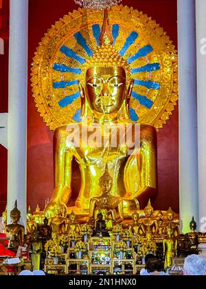 Mueang, Chiang Mai, Thaïlande, vue détaillée à l'intérieur du temple bouddhiste, 'Wat Chiang Man', Collection de statues de Bouddha, sur présentation, Ubosot - en face de l'ubosoot on peut trouver un stèle de pierre de l'année 1581 ce. Cette stèle contient la plus ancienne mention de la date de fondation de Chiang Mai: Le 12th avril, 1296 ce à 4 heures. Il mentionne également que l'ubosot a été commandé par le roi Mangrai et que Phya Saen Luang l'a fait restaurer en 1571. Le bâtiment actuel a été construit au 19th siècle. Banque D'Images