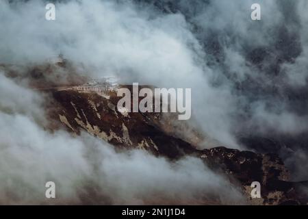 La station Meteo sur Kasprowy Wierch exposée par des nuages pendant une fraction de seconde, montagnes Tatra, Pologne Banque D'Images