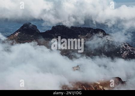 Station Meteo sur Kasprowy Wierch et le sommet de Giewont exposé par les nuages, montagnes Tatra, Pologne Banque D'Images