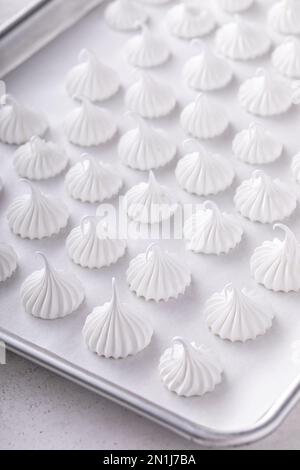 Meringue embrasse sur une plaque de cuisson prête à être cuite, idée de biscuits faits maison Banque D'Images