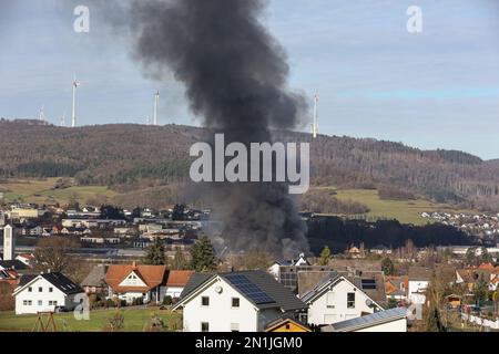 Dautphetal, Allemagne. 06th févr. 2023. De la fumée sombre s'échappe d'un incendie à Dautphetal, dans le centre de Hesse (quartier de Marburg-Biedenkopf). Un incendie majeur s'est déclaré dans l'entrepôt. Les travaux d'extinction sont en cours, a annoncé lundi après-midi la police. Selon les premiers résultats, toutes les personnes ont pu s'échapper de l'entrepôt, une personne a été légèrement blessée. Credit: Nadine Weigel/DPA/Nadine Weigel/dpa/dpa/Alay Live News Banque D'Images