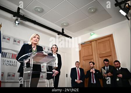 Paris, France. 06th févr. 2023. Groupe parlementaire français d'extrême-droite rassemblement National (RN) Président Marine le Pen (C), flanquée du parti français d'extrême-droite rassemblement National (RN) député Laure Lavalette (R), S'adresser aux médias lors d'une conférence de presse a porté sur la stratégie du parti pour l'examen de la réforme des pensions et la présentation de son projet de contre-réforme à l'Assemblée nationale à Paris sur 6 février 2023. Credit: Abaca Press/Alay Live News Banque D'Images