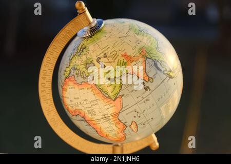 Photo d'un magnifique globe de bureau avec un accent sur l'Eurasie, l'Arabie, l'Afrique et l'océan Indien. Prise de vue à la lumière naturelle du soleil. Banque D'Images
