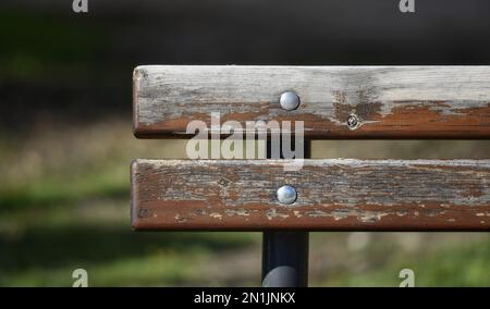 Banc en bois antique dans le parc. Banque D'Images