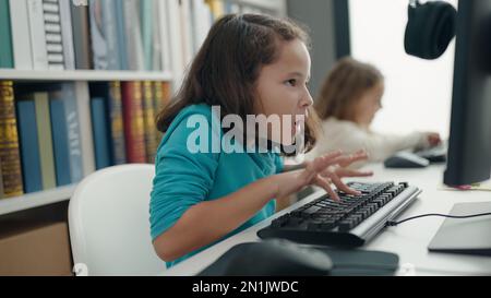 Deux élèves qui utilisent un ordinateur pour étudier en classe Banque D'Images