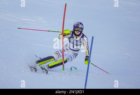 Méribel, France. 06th févr. 2023. Ski alpin: Championnat du monde: Combiné, femmes: Emma Aicher, Allemagne, dans le slalom à l'Alpine combiné, à la ligne d'arrivée. Le Championnat du monde de ski a lieu à Courchevel et Méribel dans les Alpes françaises Credit: Michael Kappeller/dpa/Alay Live News Banque D'Images