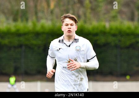 Swansea, pays de Galles. 4 février 2023. Sam Parker de Swansea City pendant le match de la Ligue de développement professionnel entre Swansea City moins de 18 ans et Millwall moins de 18 ans à la Swansea City Academy à Swansea, pays de Galles, Royaume-Uni le 4 février 2023. Crédit : Duncan Thomas/Majestic Media. Banque D'Images