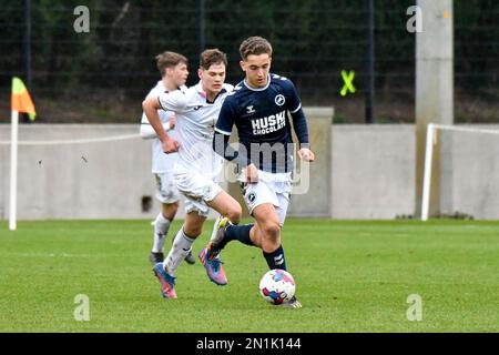 Swansea, pays de Galles. 4 février 2023. Alfie Massey de Millwall en action pendant le match de la Ligue de développement professionnel entre Swansea City moins de 18 ans et Millwall moins de 18 ans à la Swansea City Academy à Swansea, pays de Galles, Royaume-Uni, le 4 février 2023. Crédit : Duncan Thomas/Majestic Media. Banque D'Images