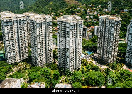 Vue aérienne sur les immeubles résidentiels luxueux de Sao Conrado, Rio de Janeiro, Brésil Banque D'Images