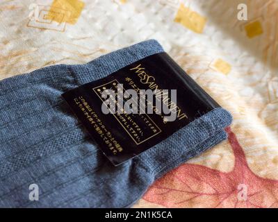 Chaussettes Yves Saint Laurent. Yves Saint Laurent YSL (également connu sous le nom de Saint Laurent Paris) est une maison de mode de luxe fondée par Yves Saint Laurent. Banque D'Images