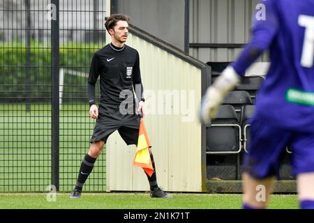 Swansea, pays de Galles. 4 février 2023. Adjointe Referee Dylan Bayliss lors du match de la Ligue de développement professionnel entre Swansea City moins de 18 ans et Millwall moins de 18 ans à la Swansea City Academy à Swansea, pays de Galles, Royaume-Uni, le 4 février 2023. Crédit : Duncan Thomas/Majestic Media. Banque D'Images