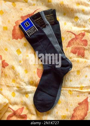 Chaussettes Yves Saint Laurent. Yves Saint Laurent YSL (également connu sous le nom de Saint Laurent Paris) est une maison de mode de luxe fondée par Yves Saint Laurent. Banque D'Images