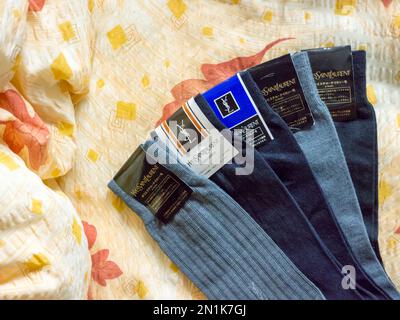 Chaussettes Yves Saint Laurent. Yves Saint Laurent YSL (également connu sous le nom de Saint Laurent Paris) est une maison de mode de luxe fondée par Yves Saint Laurent. Banque D'Images