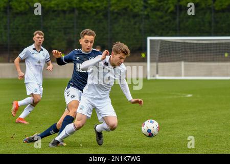 Swansea, pays de Galles. 4 février 2023. Sam Parker de Swansea City tient le défi d'Alfie Massey de Millwall lors du match de la Ligue de développement professionnel entre Swansea City moins de 18 ans et Millwall moins de 18 ans à la Swansea City Academy à Swansea, pays de Galles, Royaume-Uni, le 4 février 2023. Crédit : Duncan Thomas/Majestic Media. Banque D'Images