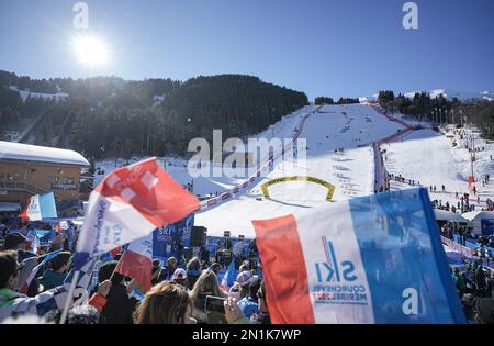 Méribel, France. 06th févr. 2023. Ski alpin: Championnat du monde: Combiné, femmes: Spectateurs à la ligne d'arrivée pendant le combiné alpin. Le Championnat du monde de ski a lieu à Courchevel et Méribel dans les Alpes françaises Credit: Michael Kappeller/dpa/Alay Live News Banque D'Images